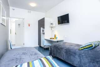 Хостелы Forenom Hostel Vantaa Aviapolis Вантаа Двухместный номер с 2 отдельными кроватями и общей ванной комнатой-3